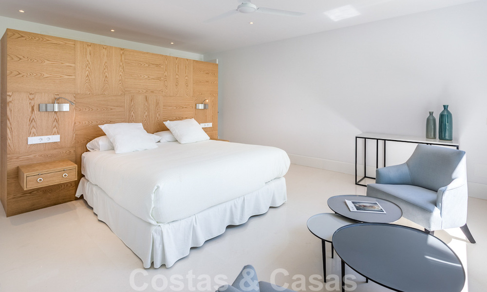 Eerstelijnsgolf en op een steenworp van het strand gelegen designer villa te koop in het chique Guadalmina Baja te Marbella 26344