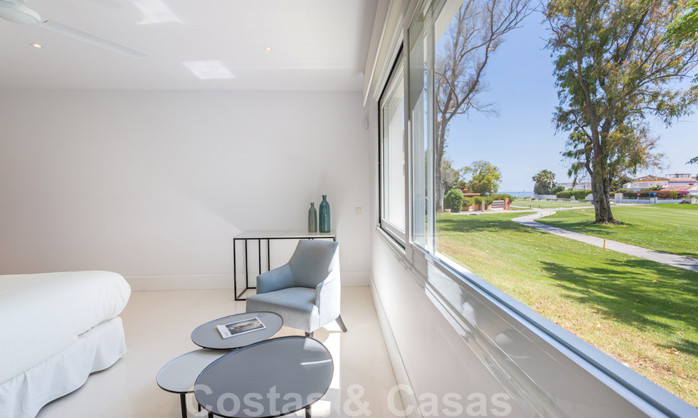 Eerstelijnsgolf en op een steenworp van het strand gelegen designer villa te koop in het chique Guadalmina Baja te Marbella 26345