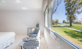 Eerstelijnsgolf en op een steenworp van het strand gelegen designer villa te koop in het chique Guadalmina Baja te Marbella 26345 