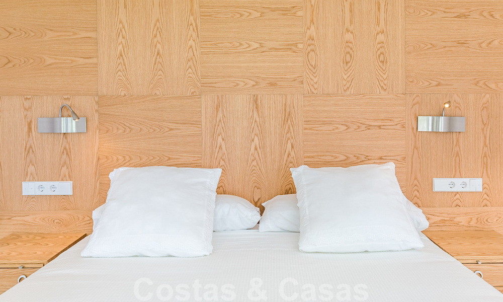 Eerstelijnsgolf en op een steenworp van het strand gelegen designer villa te koop in het chique Guadalmina Baja te Marbella 26346