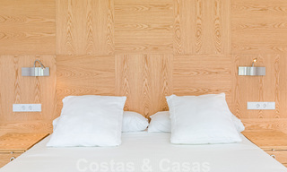 Eerstelijnsgolf en op een steenworp van het strand gelegen designer villa te koop in het chique Guadalmina Baja te Marbella 26346 