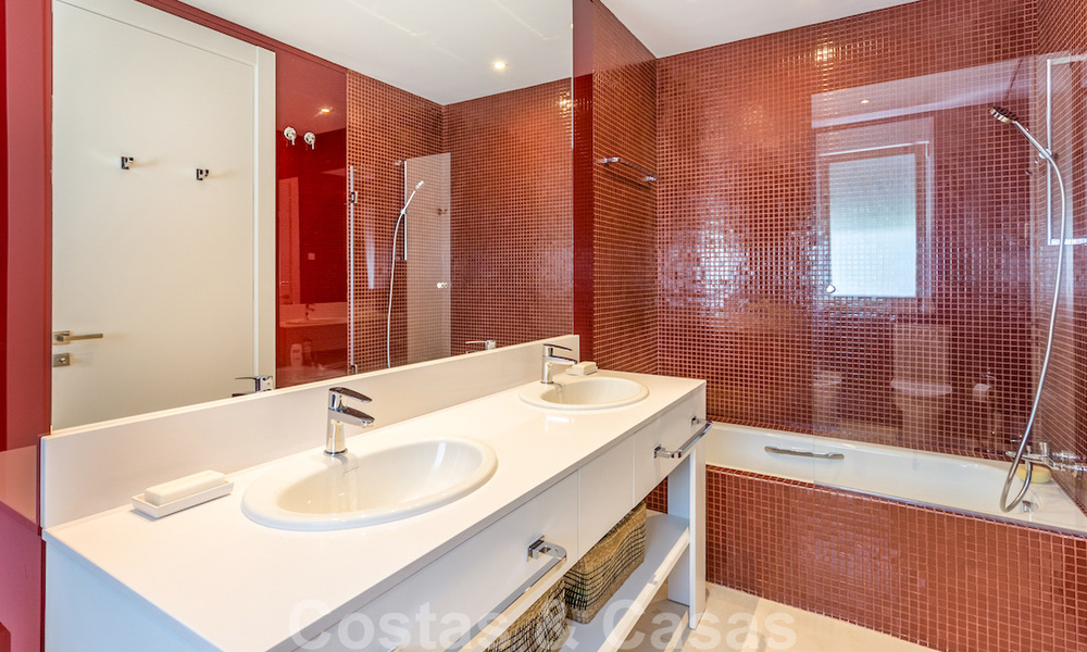 Eerstelijnsgolf en op een steenworp van het strand gelegen designer villa te koop in het chique Guadalmina Baja te Marbella 26347