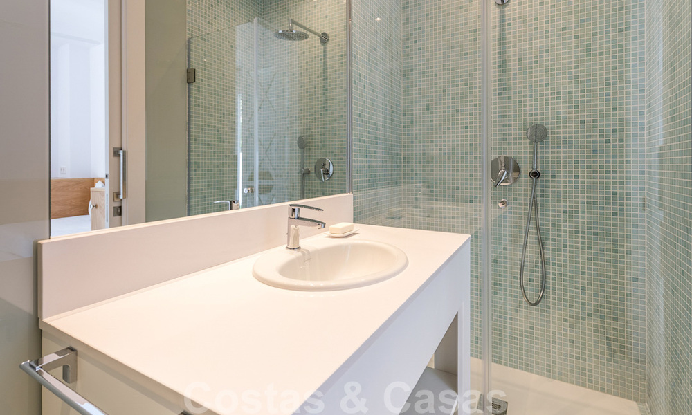 Eerstelijnsgolf en op een steenworp van het strand gelegen designer villa te koop in het chique Guadalmina Baja te Marbella 26349