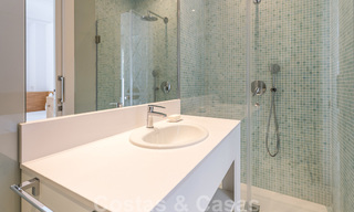 Eerstelijnsgolf en op een steenworp van het strand gelegen designer villa te koop in het chique Guadalmina Baja te Marbella 26349 