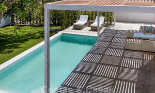 Eerstelijnsgolf en op een steenworp van het strand gelegen designer villa te koop in het chique Guadalmina Baja te Marbella 26351 