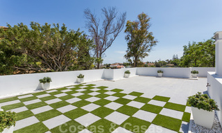 Eerstelijnsgolf en op een steenworp van het strand gelegen designer villa te koop in het chique Guadalmina Baja te Marbella 26355 