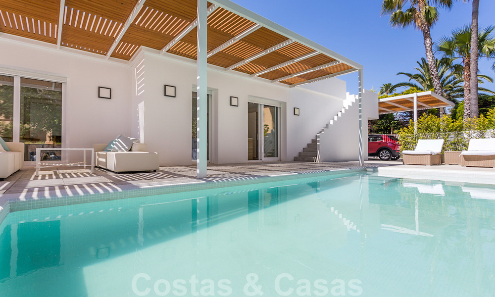 Eerstelijnsgolf en op een steenworp van het strand gelegen designer villa te koop in het chique Guadalmina Baja te Marbella 26360