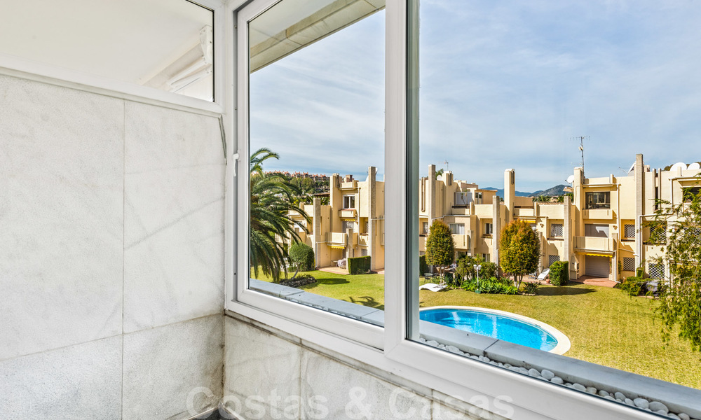 Gerenoveerd luxe appartement te koop, eerstelijnsgolf Las Brisas in Nueva Andalucia, Marbella 26555