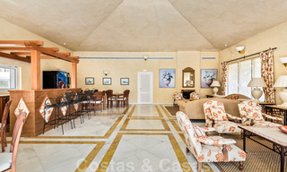 Gerenoveerd luxe appartement te koop, eerstelijnsgolf Las Brisas in Nueva Andalucia, Marbella 26564 