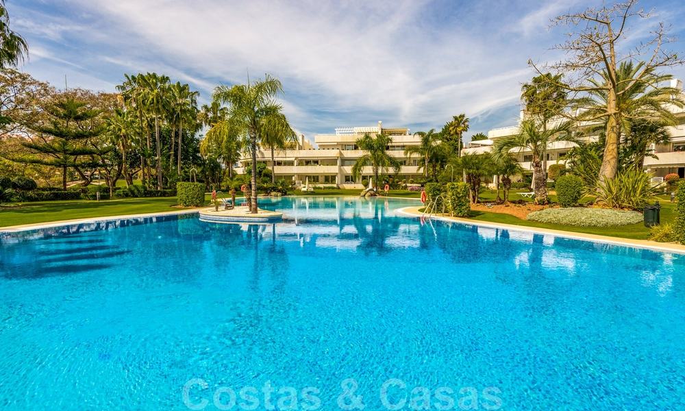 Gerenoveerd luxe appartement te koop, eerstelijnsgolf Las Brisas in Nueva Andalucia, Marbella 26566