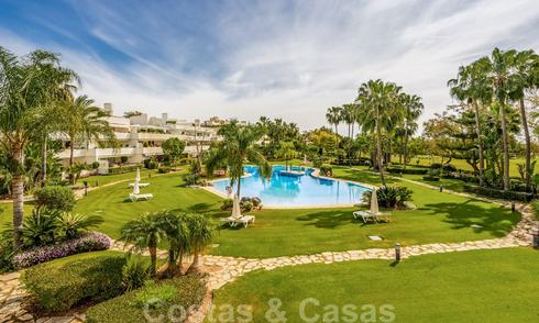 Gerenoveerd luxe appartement te koop, eerstelijnsgolf Las Brisas in Nueva Andalucia, Marbella 26568