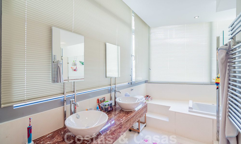 Moderne schakelvilla te koop in het exclusieve Sierra Blanca, Marbella. De goedkoopste in het complex. 26473