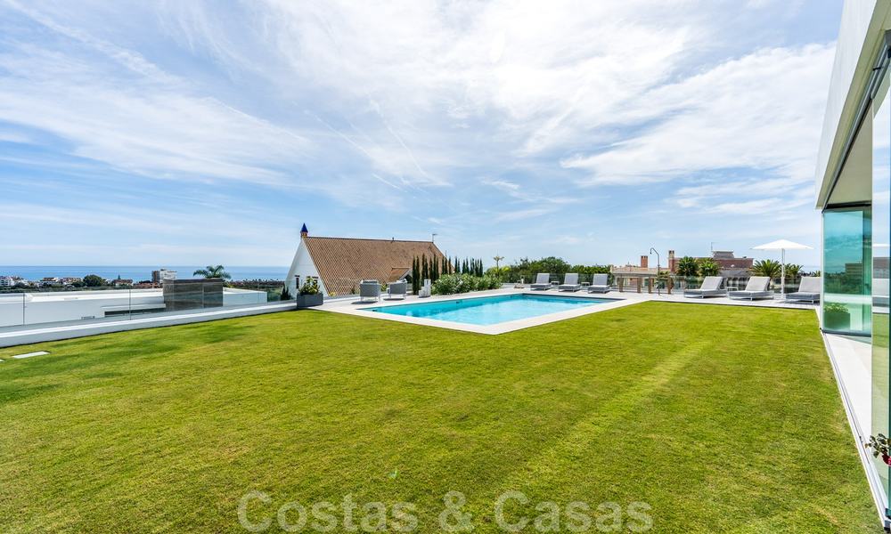 Moderne luxe villa te koop, direct aan de golfbaan in een klasse golfresort in Oost-Marbella 26797