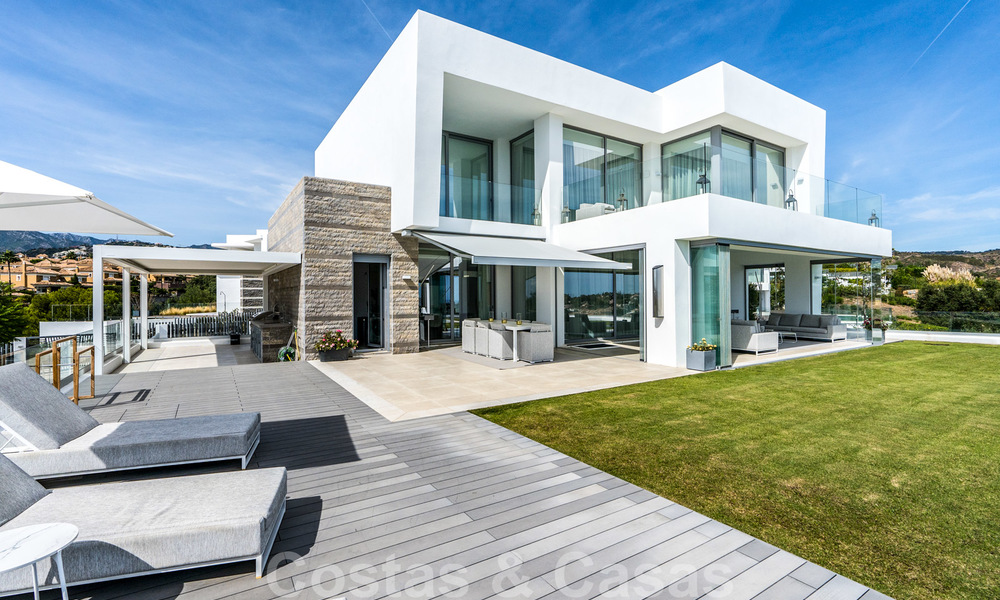 Moderne luxe villa te koop, direct aan de golfbaan in een klasse golfresort in Oost-Marbella 26802