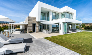 Moderne luxe villa te koop, direct aan de golfbaan in een klasse golfresort in Oost-Marbella 26802 