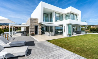 Moderne luxe villa te koop, direct aan de golfbaan in een klasse golfresort in Oost-Marbella 26802 