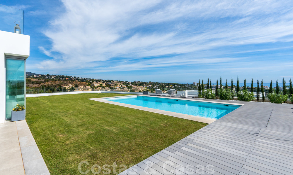 Moderne luxe villa te koop, direct aan de golfbaan in een klasse golfresort in Oost-Marbella 26803