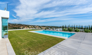 Moderne luxe villa te koop, direct aan de golfbaan in een klasse golfresort in Oost-Marbella 26803 