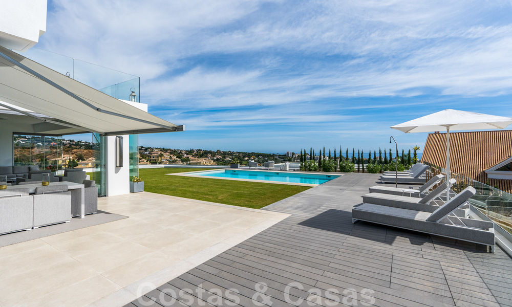 Moderne luxe villa te koop, direct aan de golfbaan in een klasse golfresort in Oost-Marbella 26806