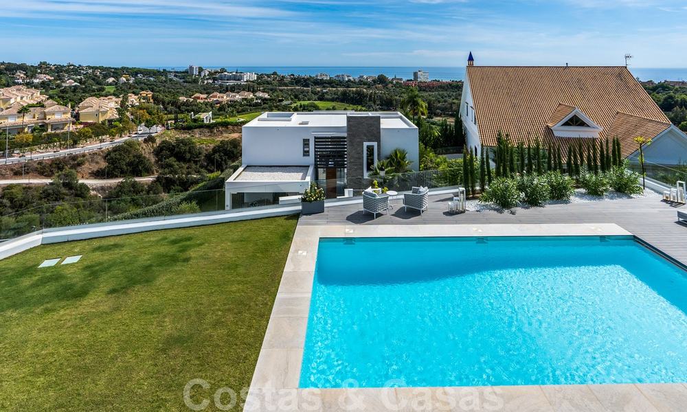 Moderne luxe villa te koop, direct aan de golfbaan in een klasse golfresort in Oost-Marbella 26811