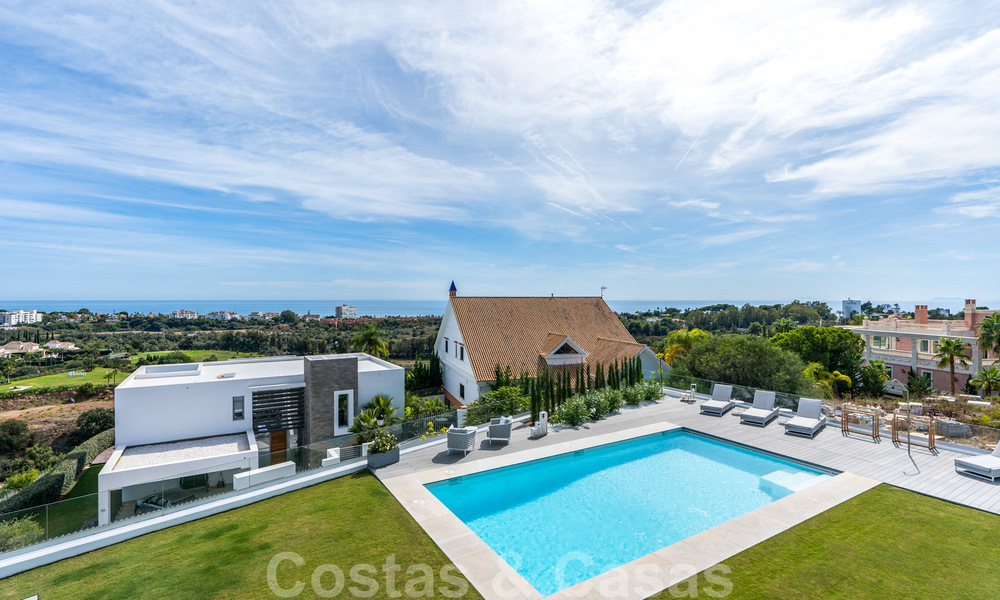 Moderne luxe villa te koop, direct aan de golfbaan in een klasse golfresort in Oost-Marbella 26812