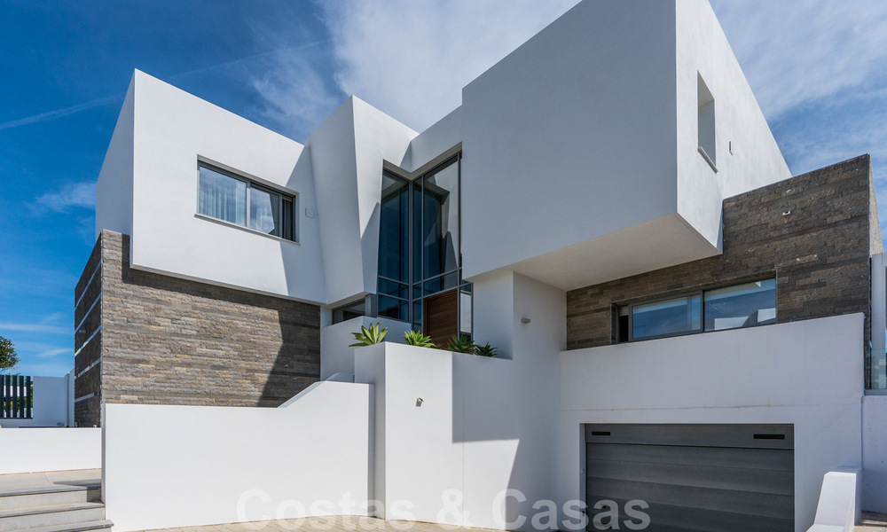 Moderne luxe villa te koop, direct aan de golfbaan in een klasse golfresort in Oost-Marbella 26814