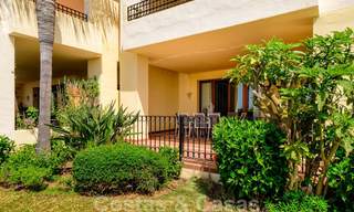 Luxe appartement te koop met open tuin- en zeezicht in een eerstelijnstrand complex, op de New Golden Mile tussen Marbella en Estepona 26838 