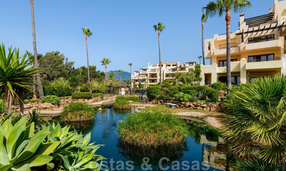Luxe appartement te koop met open tuin- en zeezicht in een eerstelijnstrand complex, op de New Golden Mile tussen Marbella en Estepona 26840