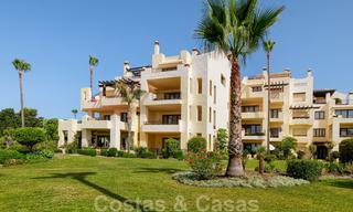 Luxe appartement te koop met open tuin- en zeezicht in een eerstelijnstrand complex, op de New Golden Mile tussen Marbella en Estepona 26841 