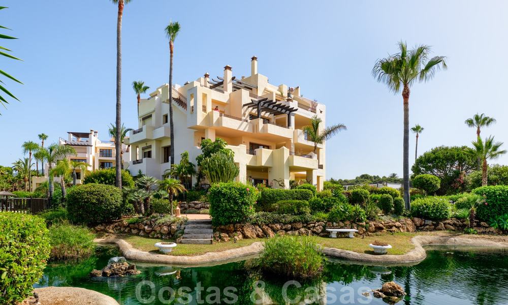 Luxe appartement te koop met open tuin- en zeezicht in een eerstelijnstrand complex, op de New Golden Mile tussen Marbella en Estepona 26845