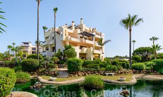 Luxe appartement te koop met open tuin- en zeezicht in een eerstelijnstrand complex, op de New Golden Mile tussen Marbella en Estepona 26845 