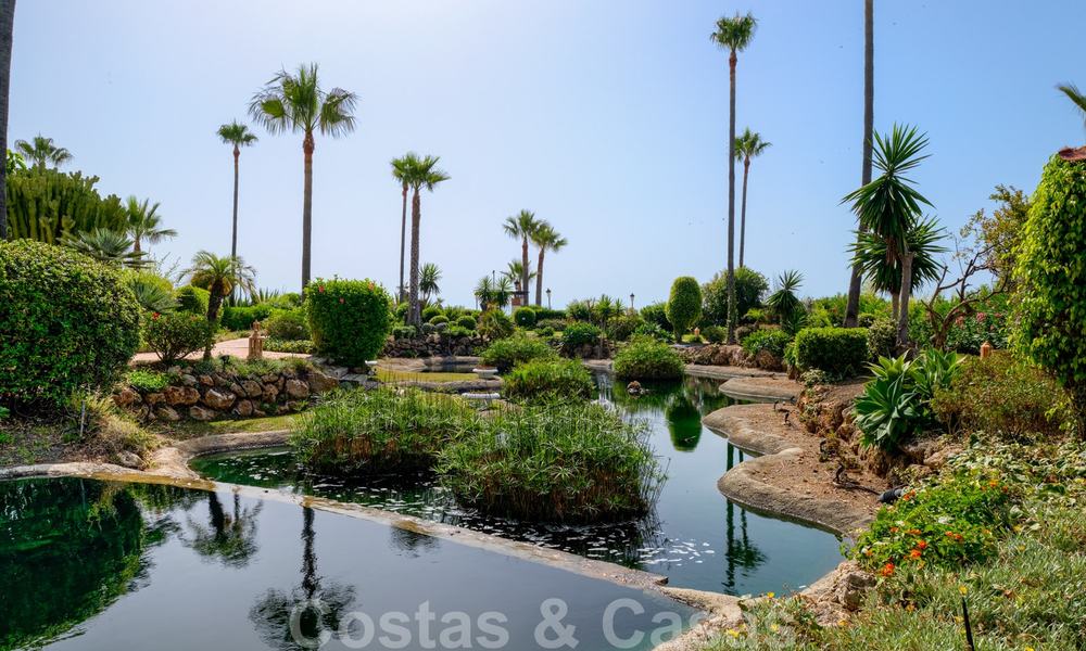 Luxe appartement te koop met open tuin- en zeezicht in een eerstelijnstrand complex, op de New Golden Mile tussen Marbella en Estepona 26846