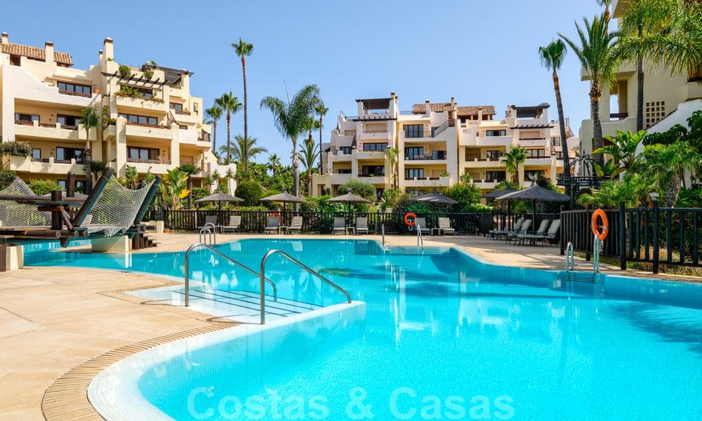 Luxe appartement te koop met open tuin- en zeezicht in een eerstelijnstrand complex, op de New Golden Mile tussen Marbella en Estepona 26847