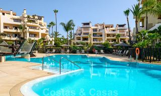 Luxe appartement te koop met open tuin- en zeezicht in een eerstelijnstrand complex, op de New Golden Mile tussen Marbella en Estepona 26847 