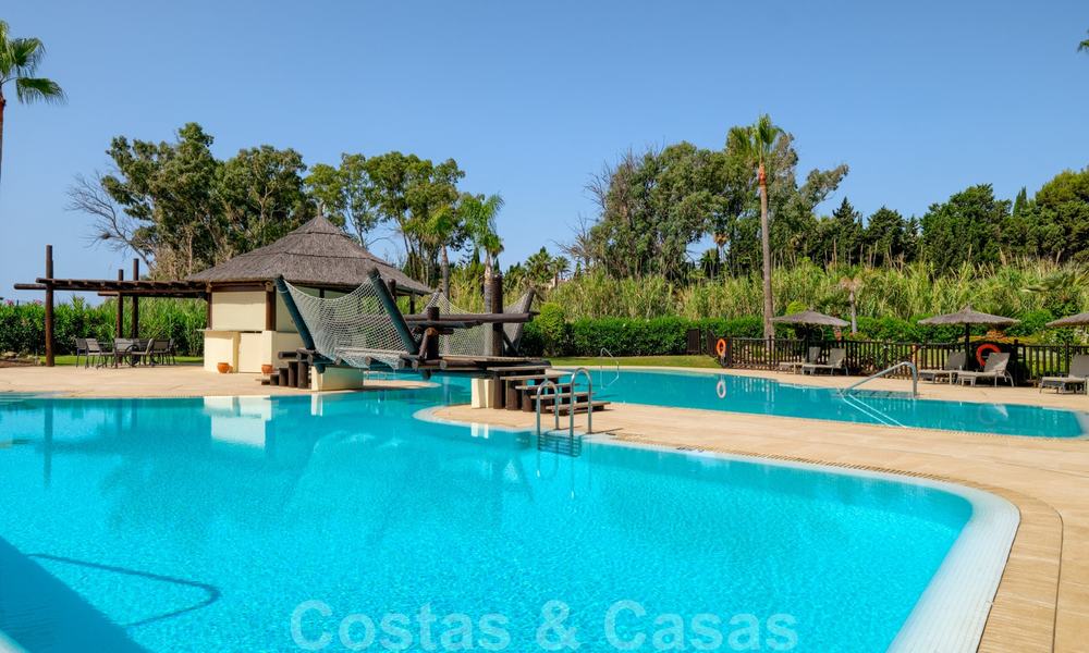 Luxe appartement te koop met open tuin- en zeezicht in een eerstelijnstrand complex, op de New Golden Mile tussen Marbella en Estepona 26848