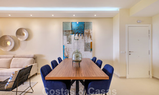 Luxe appartement te koop met open tuin- en zeezicht in een eerstelijnstrand complex, op de New Golden Mile tussen Marbella en Estepona 26851 