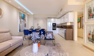 Luxe appartement te koop met open tuin- en zeezicht in een eerstelijnstrand complex, op de New Golden Mile tussen Marbella en Estepona 26852 