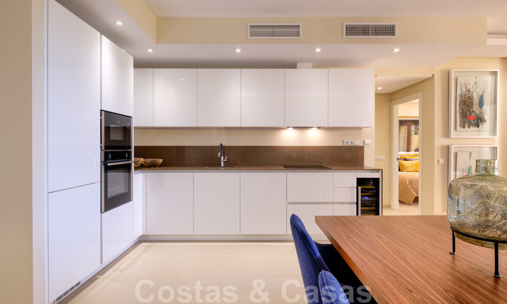 Luxe appartement te koop met open tuin- en zeezicht in een eerstelijnstrand complex, op de New Golden Mile tussen Marbella en Estepona 26854