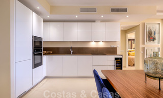 Luxe appartement te koop met open tuin- en zeezicht in een eerstelijnstrand complex, op de New Golden Mile tussen Marbella en Estepona 26854 