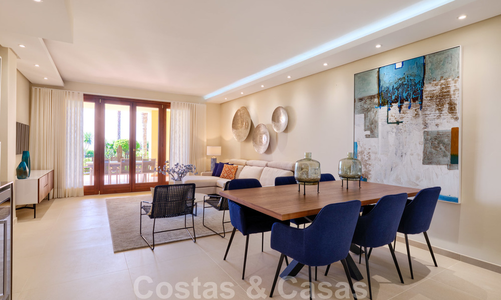 Luxe appartement te koop met open tuin- en zeezicht in een eerstelijnstrand complex, op de New Golden Mile tussen Marbella en Estepona 26855