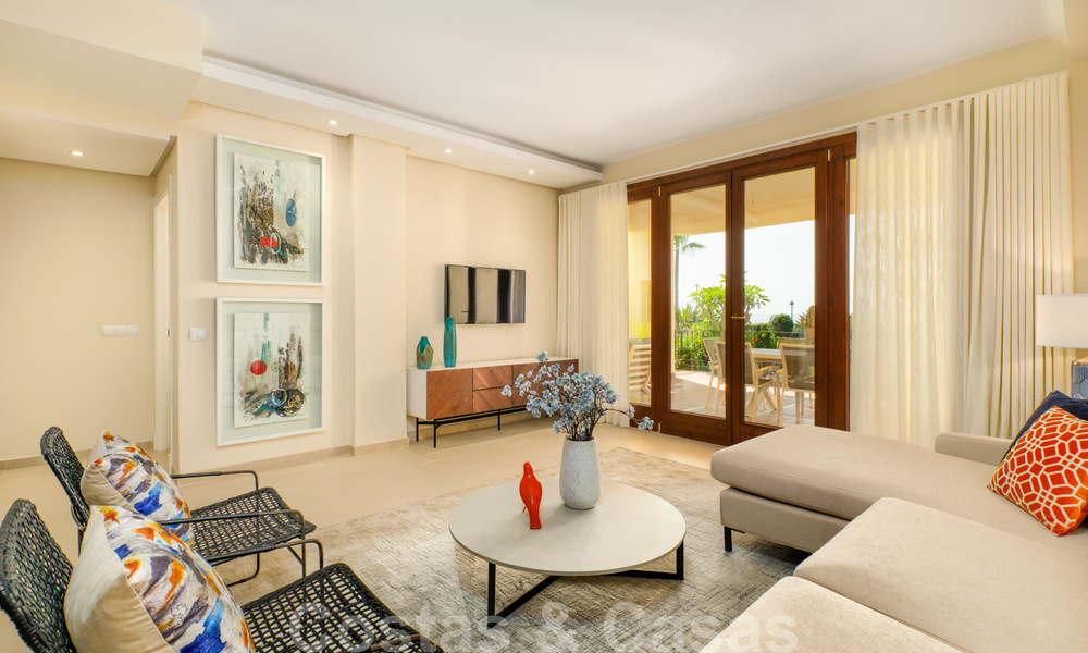 Luxe appartement te koop met open tuin- en zeezicht in een eerstelijnstrand complex, op de New Golden Mile tussen Marbella en Estepona 26856