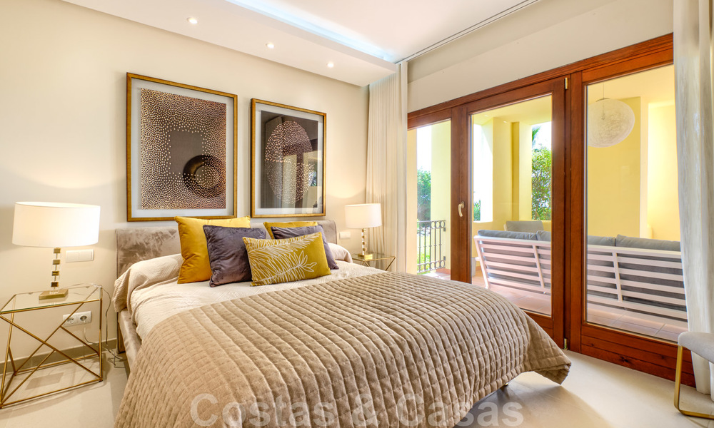 Luxe appartement te koop met open tuin- en zeezicht in een eerstelijnstrand complex, op de New Golden Mile tussen Marbella en Estepona 26857