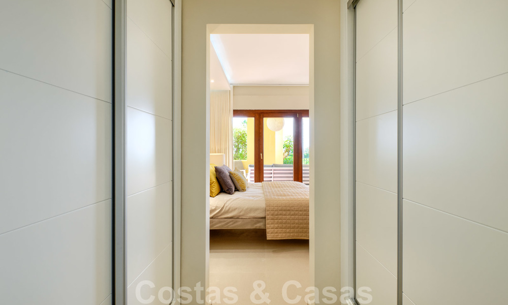 Luxe appartement te koop met open tuin- en zeezicht in een eerstelijnstrand complex, op de New Golden Mile tussen Marbella en Estepona 26859