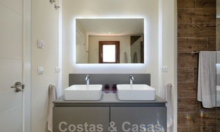 Luxe appartement te koop met open tuin- en zeezicht in een eerstelijnstrand complex, op de New Golden Mile tussen Marbella en Estepona 26861 