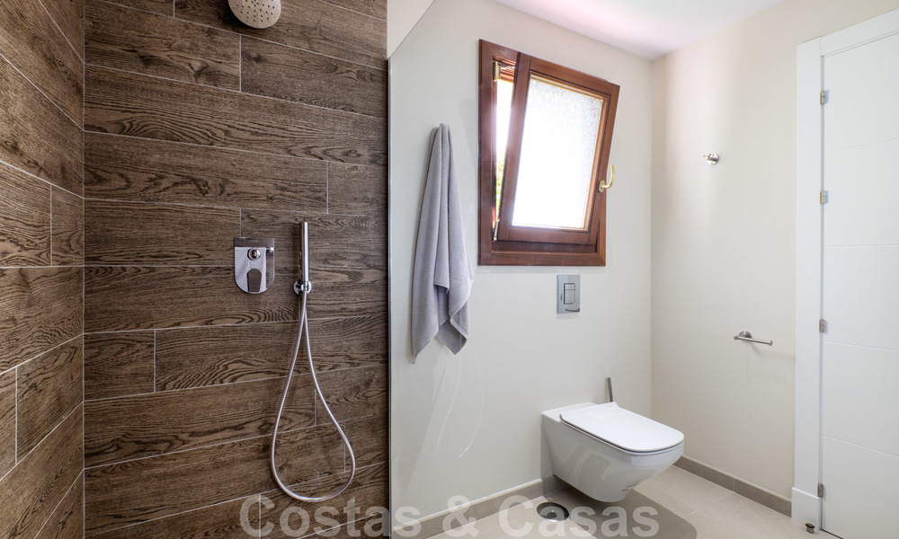 Luxe appartement te koop met open tuin- en zeezicht in een eerstelijnstrand complex, op de New Golden Mile tussen Marbella en Estepona 26862