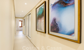 Luxe appartement te koop met open tuin- en zeezicht in een eerstelijnstrand complex, op de New Golden Mile tussen Marbella en Estepona 26863 