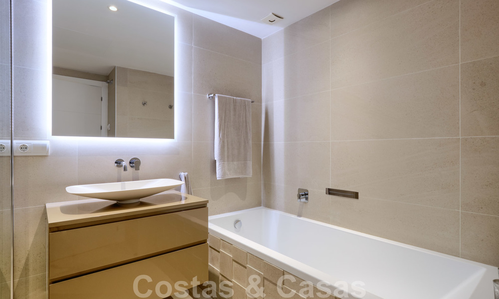 Luxe appartement te koop met open tuin- en zeezicht in een eerstelijnstrand complex, op de New Golden Mile tussen Marbella en Estepona 26865