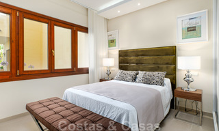 Luxe appartement te koop met open tuin- en zeezicht in een eerstelijnstrand complex, op de New Golden Mile tussen Marbella en Estepona 26866 