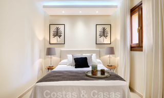 Luxe appartement te koop met open tuin- en zeezicht in een eerstelijnstrand complex, op de New Golden Mile tussen Marbella en Estepona 26868 