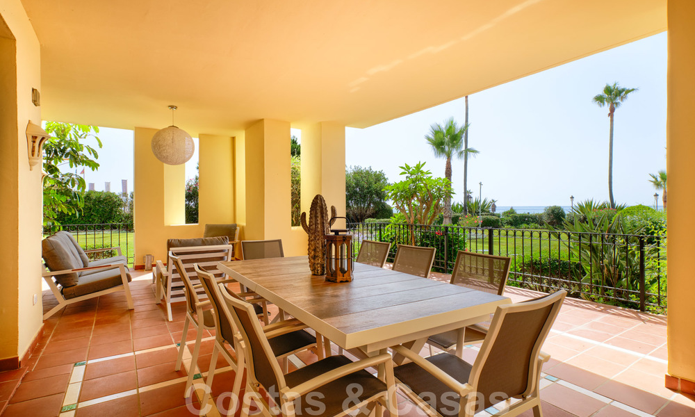 Luxe appartement te koop met open tuin- en zeezicht in een eerstelijnstrand complex, op de New Golden Mile tussen Marbella en Estepona 26870